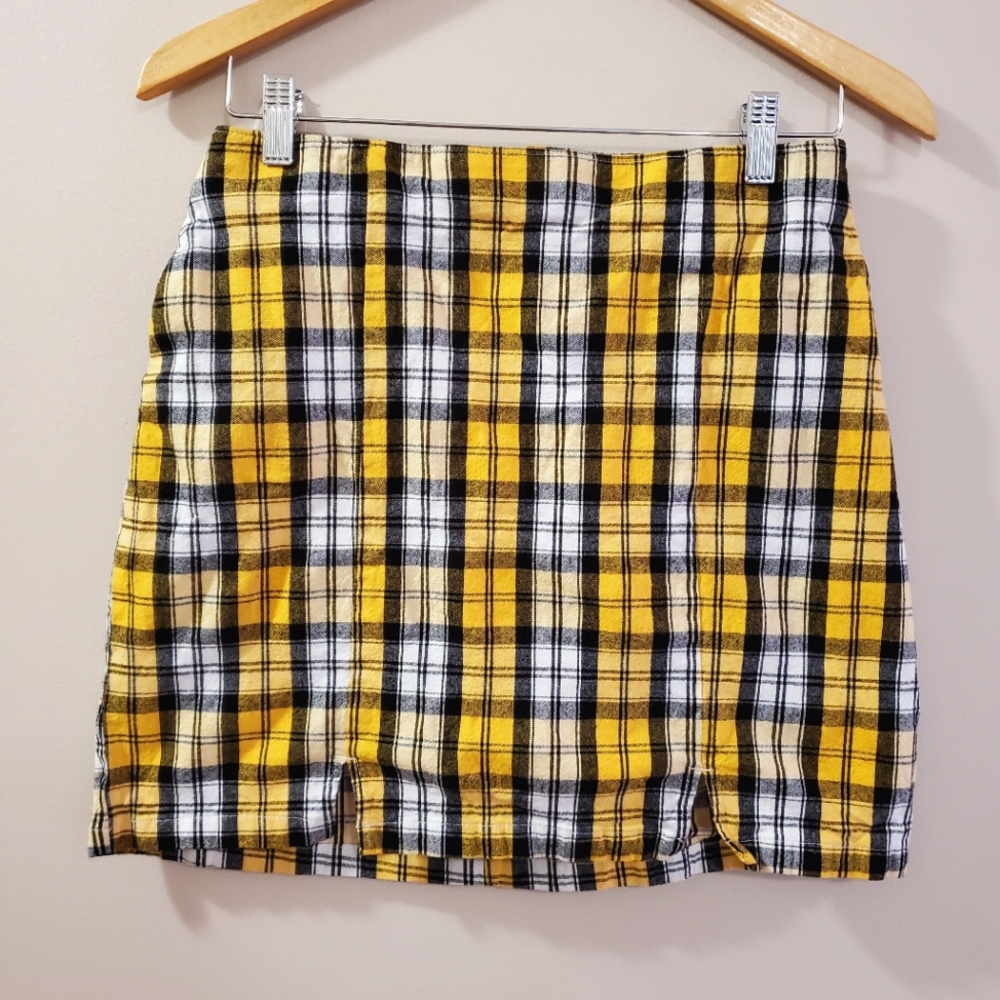 Hollister - Ultra High-Rise Yellow Plaid Skirt (with Pockets) - Picture 2 of 7